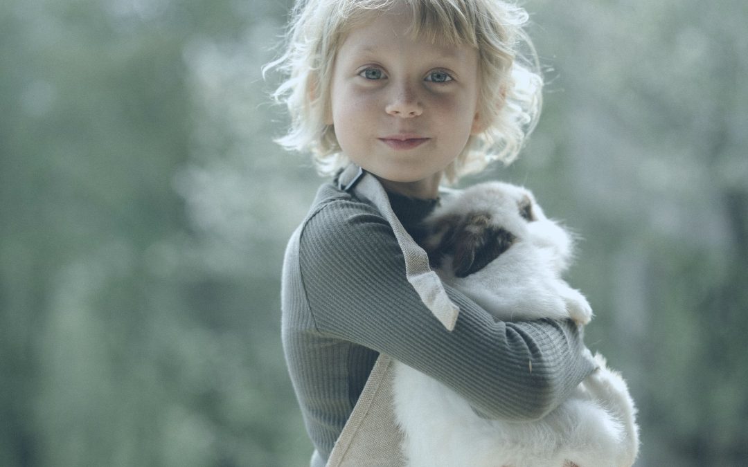Trauer um ein Haustier: 7 Tipps, wie du dein Kind unterstützen kannst.