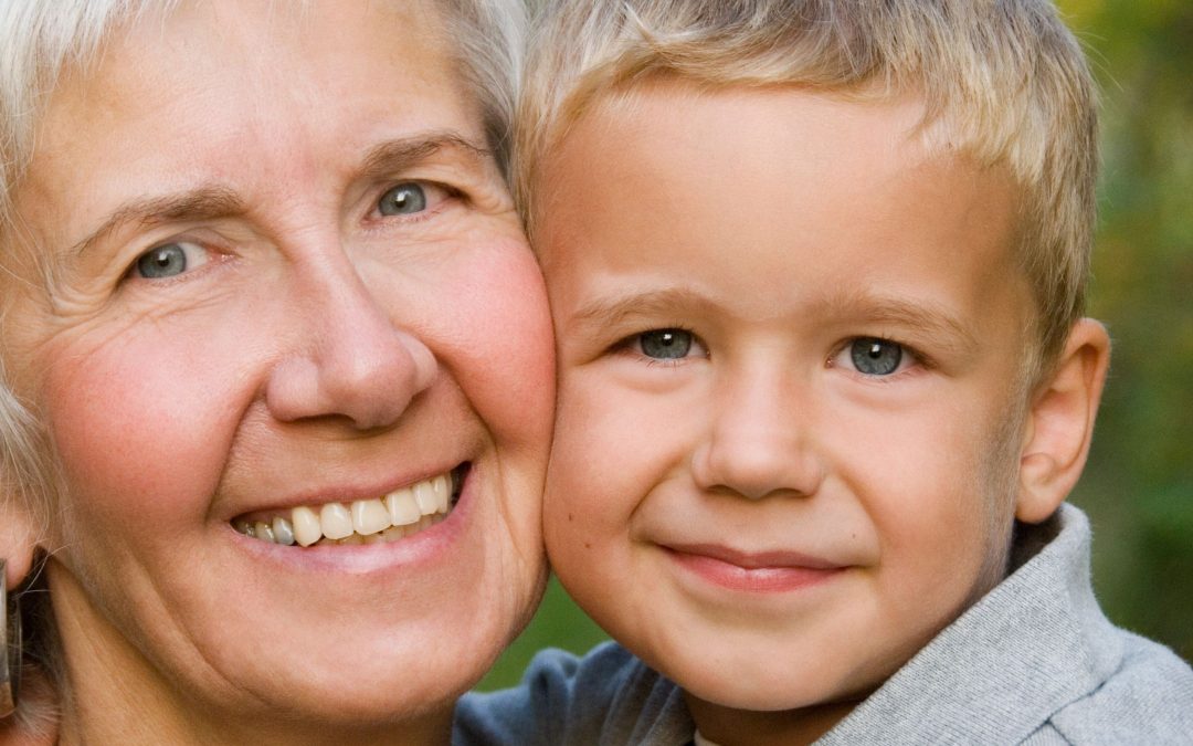 Oma und Enkel